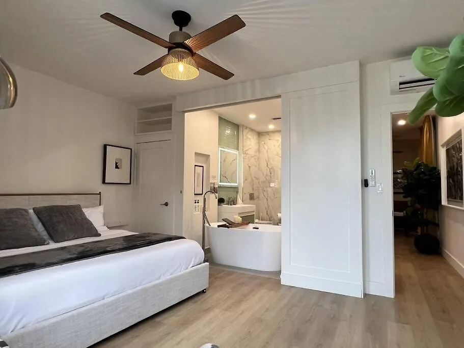 Chic 2 Bedroom With Parking 토론토 아파트